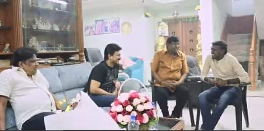Tamilmn's tweet photo. கடைசில மாரி செல்வராஜ் அண்ணனுக்கும் ப்ளாஸ்டிக் சேர் கொடுத்ததுடன் படம் நிறைவு பெறுகிறது. https://t.co/bWGOIPppMK