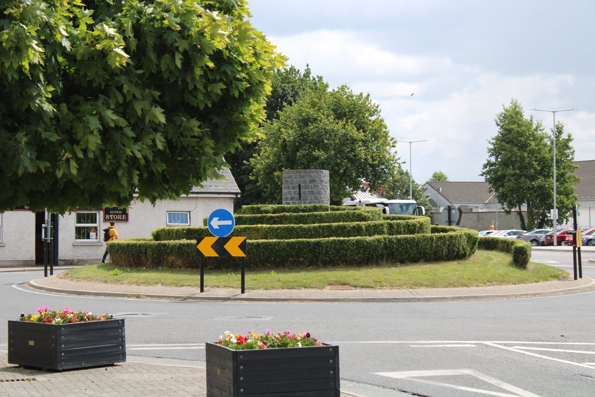 newworkjunction's tweet image. Gravity’s waltz with bedrock quartz generating piezoelectrical power that’s interacting with fields radiating from Ireland’s true centre, The Dolmen, generating particles of pure game consciousness or Carlow’s SETU, who knows? But serious Minecraft energy.
@Minecraft