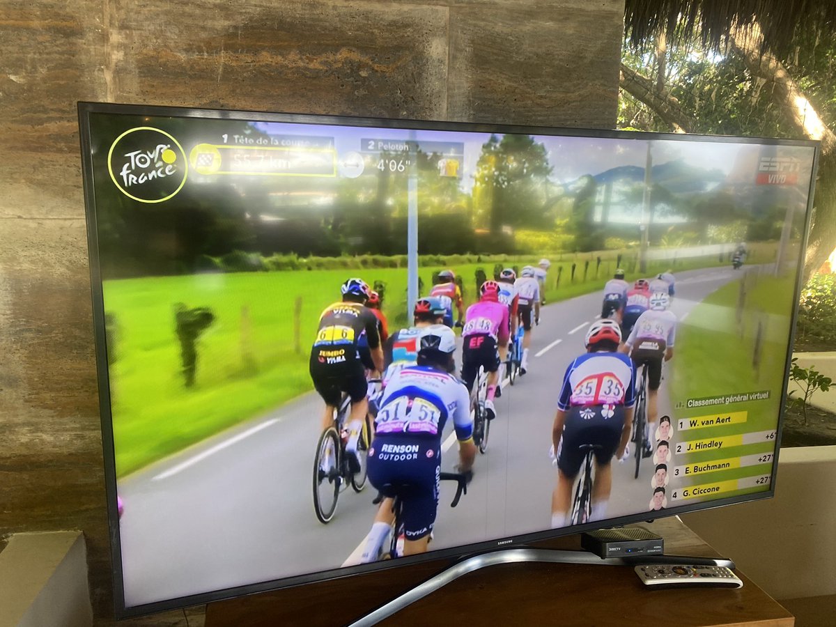 EnriquePenalosa's tweet photo. Los que vemos el Tour de Francia apreciamos cómo no hay setos que impiden la visibilidad del paisaje. Están prohibidos en Europa, porque todos los ciudadanos tienen derecho a ver su país. En Colombia cada vez más carreteras están flanqueadas por paredes verdes, principalmente de swinglea. Eso va a reducir el turismo en regiones como la cafetera o Boyacá. Las autoridades municipales pueden reglamentar eso