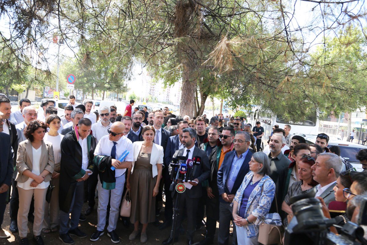 TurkerKapkac's tweet photo. Diyarbakır Baro Başkanı Av.Tahir ELÇİ'nin faillerinin yargılandığı davanın Diyarbakır 10. Ağır Ceza Mahkemesi'nde görülen duruşmasına Genel Sekreterimiz Av.Nalan ATAY ve Saymanımız Av.Zeynep Fulden ÇAVUŞOĞLU ile birlikte katıldık. https://t.co/iorCugxUWL