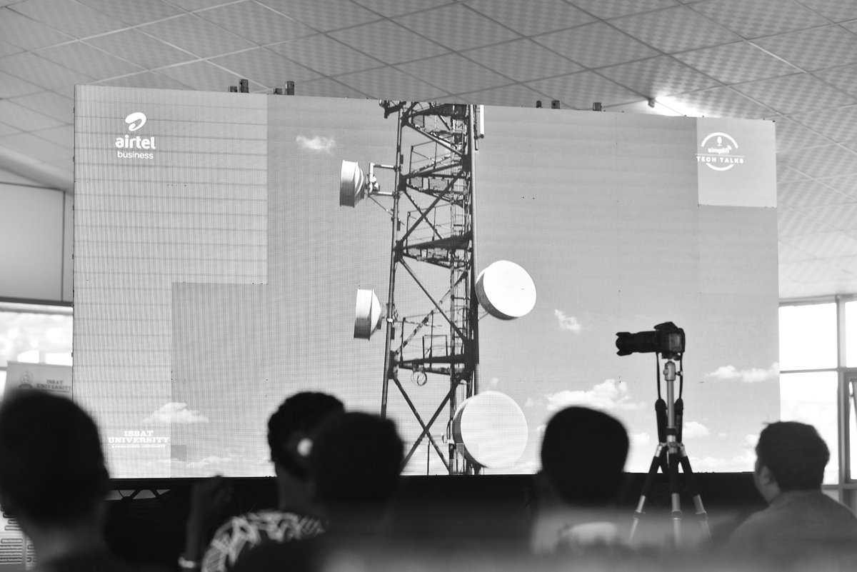 NampijjaBrenda2's tweet photo. #simplifitechtalks
In depth
✍️ What is the internet in broad?
✍️It's accessibility with the role of ISP and Infrastructure "3G, 4G & 5G"?
✍️Accessibility with the use of fiber.
✍️Accessibility with the backhaul & ISP core network.
#technologyinnovation #TechnologyNews https://t.co/woyww1o7GP