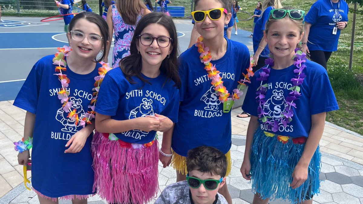 Tweet_DPS's tweet photo. Big congrats to our #Bulldogs Class of 23'πβοΈ See you at HRMS!! @smitty_bulldogs @HRMShawks1
#DPS #Smithschool #Bulldogs #smitty #HRMS #summer https://t.co/pdfLFgEo0B