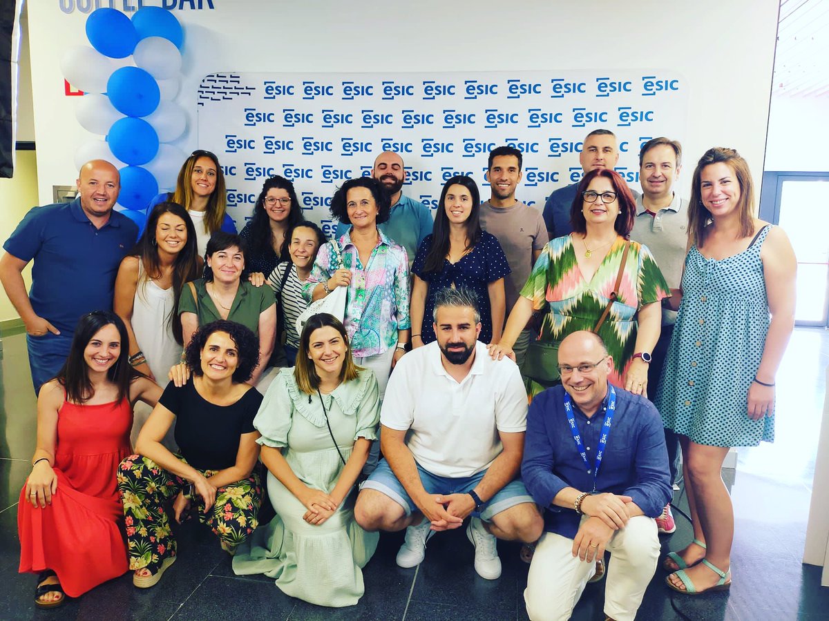 La formación en Experto Universitario en Liderazgo y Gestión de Centros Educativos que comenzaron nuestros profes este curso ha finalizado.Solo falta presentar el trabajo final y¡manos a la obra!
Gracias <a href="/FundacEdelvives/">Fundación Edelvives</a> @ESICEducation  Alex y <a href="/macomaspa/">Dr. Miquel Comas</a> por acompañarnos.