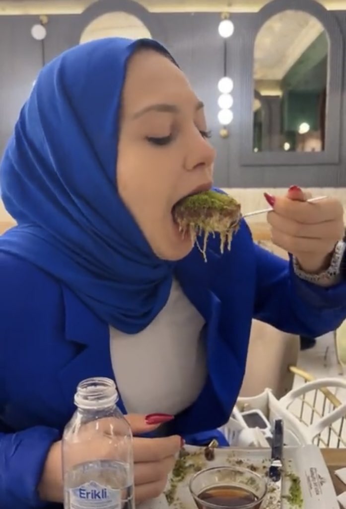 Başörtüsüyle "Twerk" yaparak tanınan Esra Rabia Ünal'ın gerçek adının Ayşe Bolhatoğlu olduğu ve 5 yıl önce Adana'da ahlak polisinin yaptığı fuhuş operasyonunda tutuklandığı ortaya çıktı.