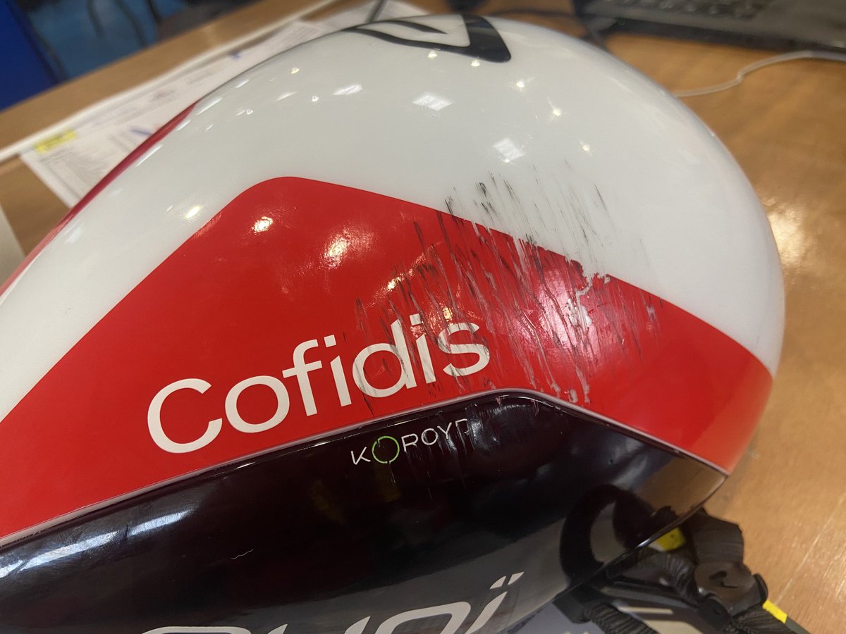 Le casque de ⁦@AxelZingle⁩ après sa chute mardi dans le final à Nogaro. Ça a tapé fort mais rien à l’intérieur. Comme quoi la sécurité ⁦@LeTour⁩ ⁦@TeamCOFIDIS⁩