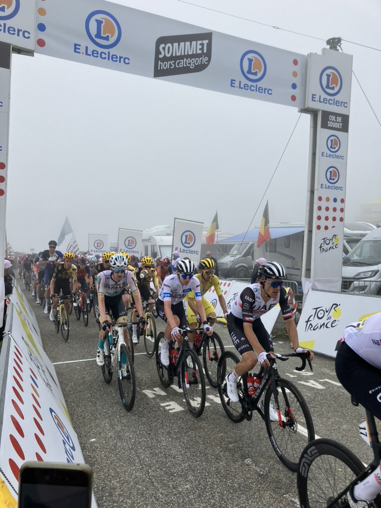 VictorGascouat's tweet photo. Le Soudet est passé dans le brouillard, direction Marie-Blanque et la vallée d’Ossau pour les coureurs @LeTour #béarn #pyrenees #soudet #TDF2023  @F3Aquitaine https://t.co/h5PHP740oc
