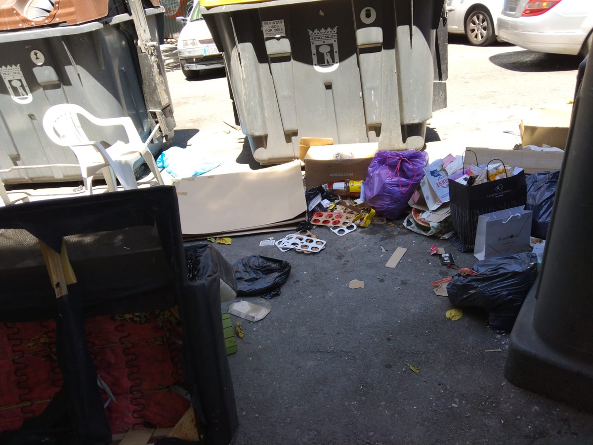 EstherArroyo's tweet photo. .@AlmeidaPP_ @MADRID @ppmadrid @Lineamadrid ¿Cuándo vais a atender las necesidades de los barrios de #Madrid? Soportamos un constante vertedero. No se puede vivir así. Poco difiere ya de una ciudad tercermundista. @AscoMadrid #CiudadLineal #limpieza https://t.co/SEB97sNVf0