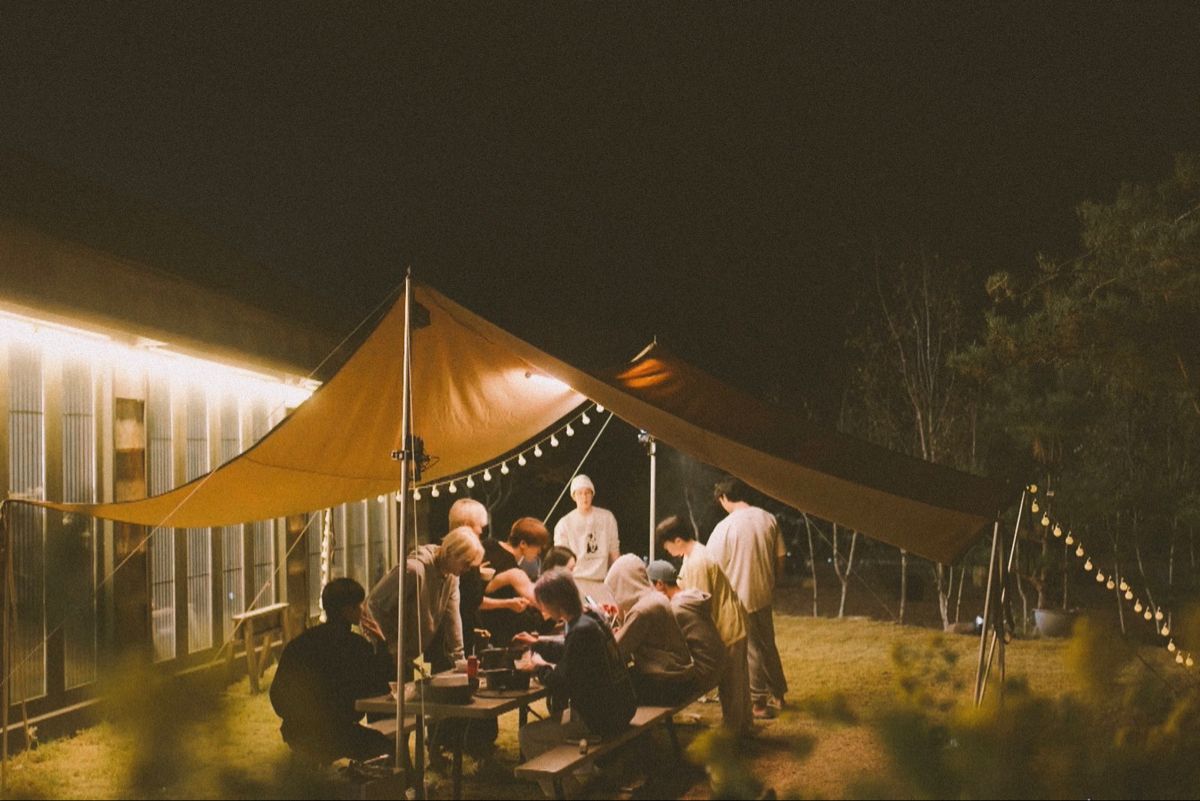 - Pindah Rumah. 

`Kehadiran yang tidak pernah diharapkan.

Seventeen AU, by moonayarea