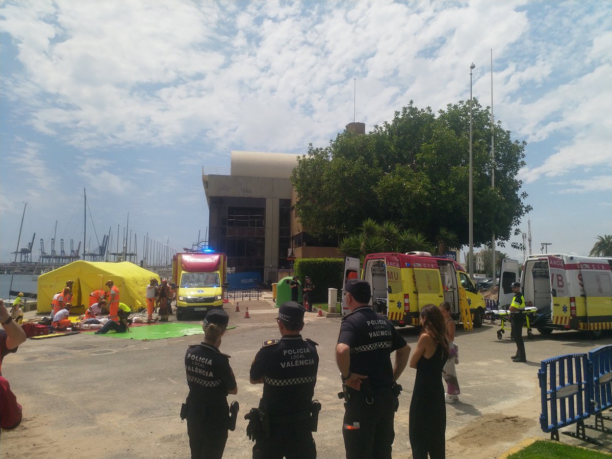 PraetorianH2020's tweet photo. What an extrordinary day for our #project! We are thrilled to announce the successful completion of PRAETORIAN's final #demonstration at the Valencia port. Special thanks to @aena, @FValenciaport, @HospitalLaFe, @grupoetra, CPBV &amp; to all participants. 
#teamwork @EU_Commission https://t.co/Q9Tq13nKYf