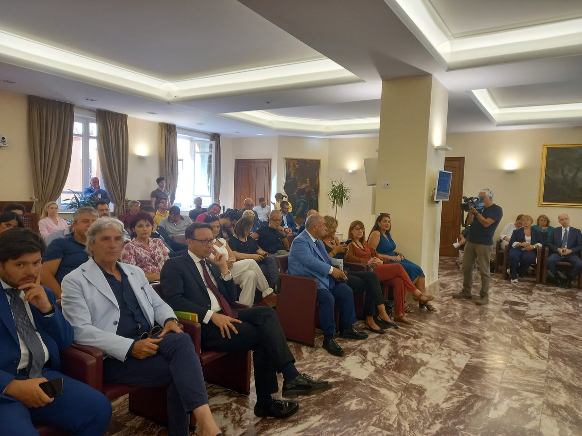 Capodimonte_mus's tweet photo. #live dalla @Reg_Campania per presentare i corsi biennali post diploma di alta formazione per #giardinieri dei parchi storici, per i designer della #ceramica e del #gioiello che partiranno dall'autunno 2023 nel Real Bosco di #Capodimonte. Aperte le iscrizioni per giovani under 35 https://t.co/JpELEd7S8Q
