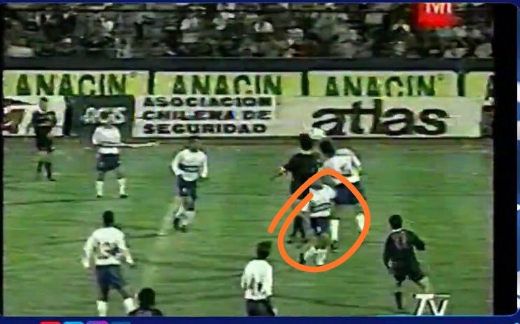 munra1970's tweet photo. @pelotazo Imagen original de TVN v/s imagen trucada de CDF https://t.co/2pVi2GU5sn