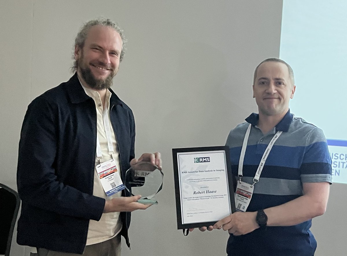 Congratulations to Robert Haase @haesleinhuepf (left) receiving the @RoyalMicroSoc Data Analysis in Imaging (DAIM) Award today at #mmc2023UK 

@RMS_EarlyCareer @IoP_EMAG @BioImagingUK @JofMicroscopy @MicroscopyViews