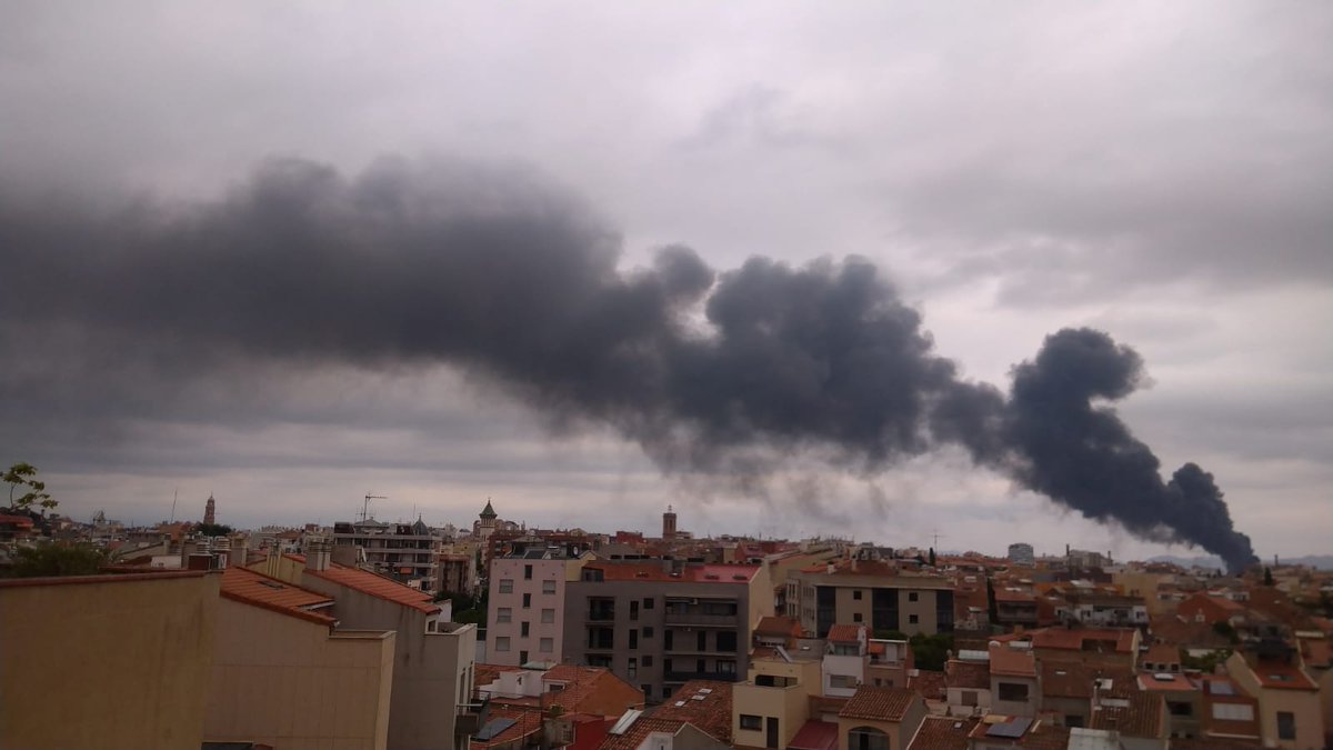 Un espectacular incendi a Can Roqueta ha provocat una gran columna de fum visible des de tota la ciutat. 18 dotacions de bombers treballen per extingir-lo. #Sabadell.

isabadell.cat/successos/espe…