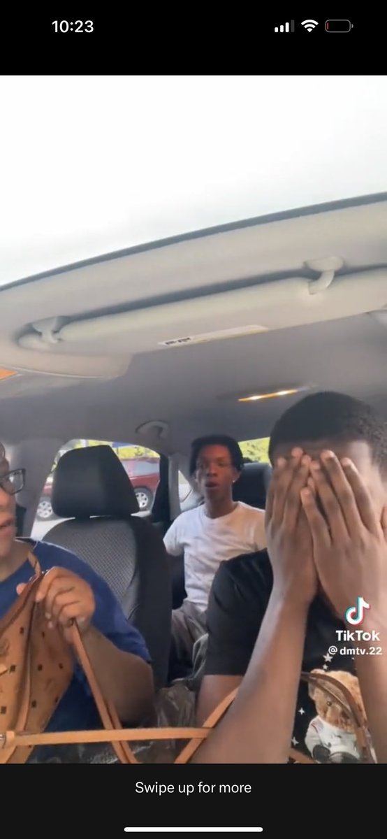 slapp_7's tweet photo. @Southside_Gunn @AtmWill_ Bro in the back felt bad for his brother 😭 https://t.co/dbL60KmNWZ