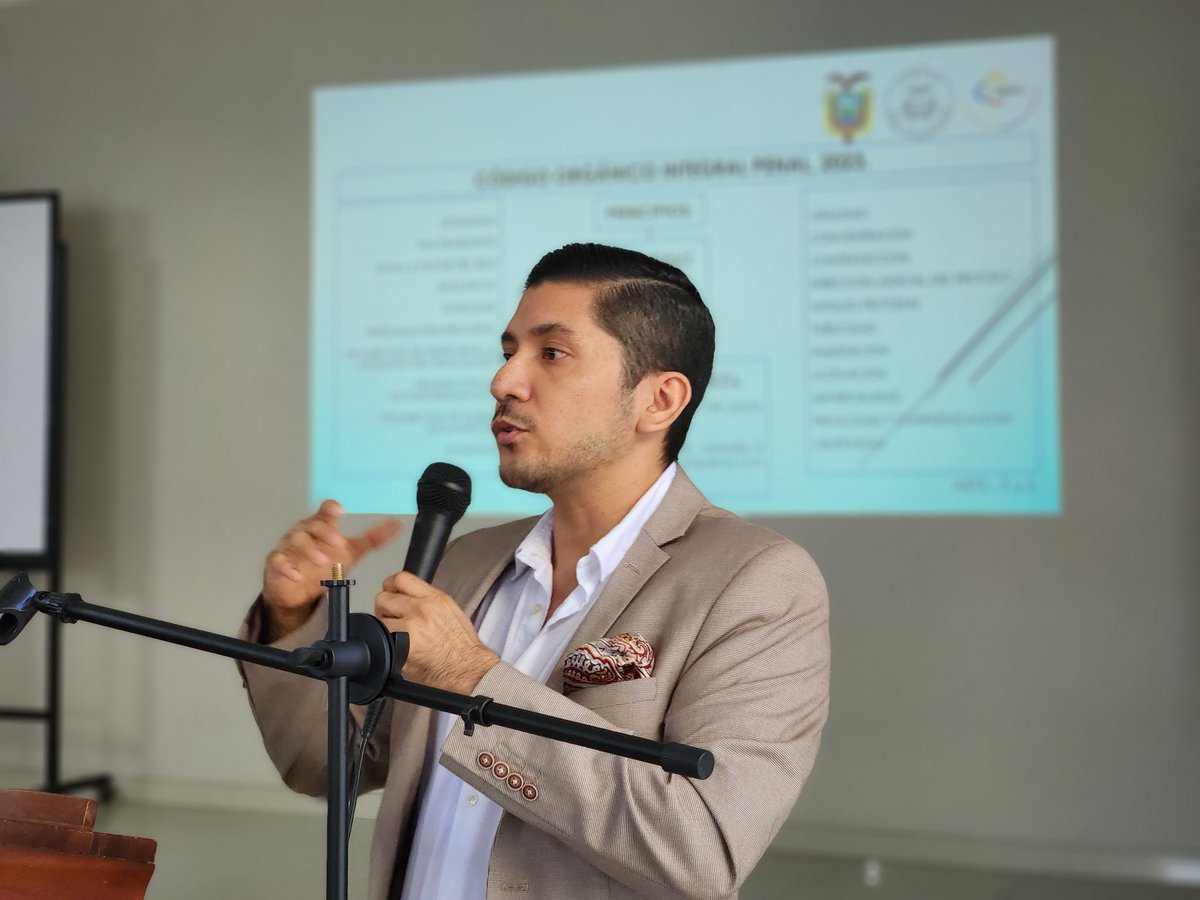 StaElenaCJ's tweet photo. #Hoy| La Dir. Prov. de @StaElenaCJ, 📚capacita a ⚓️tripulantes y oficiales⚓️ de la #Capitania en #Salinas de la @armada_ecuador, sobre la "Elaboración de partes y procedimientos en casos flagrantes marítimo🌊".
#PazJusticiaYVerdad
#CuesteLoQueCueste https://t.co/VnTSEDZUlI