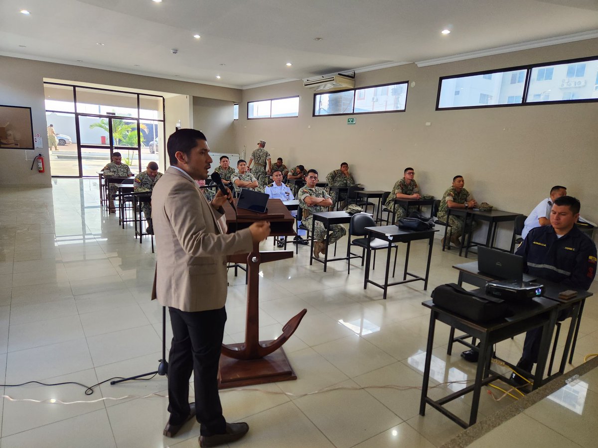 StaElenaCJ's tweet photo. #Hoy| La Dir. Prov. de @StaElenaCJ, 📚capacita a ⚓️tripulantes y oficiales⚓️ de la #Capitania en #Salinas de la @armada_ecuador, sobre la "Elaboración de partes y procedimientos en casos flagrantes marítimo🌊".
#PazJusticiaYVerdad
#CuesteLoQueCueste https://t.co/VnTSEDZUlI