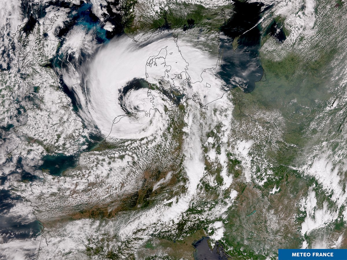 💨Tempête #Poly par 🛰️SUOMI-NPP le 05/07 à 11h53UTC
Bel enroulement consécutif de la cyclogenèse autour du minimum circulant sur les îles de la Frise. La traîne de sud-ouest imprime des cumulus sur le nord de la France. Aspect vitreux en Baltique probablement dues aux fumées.