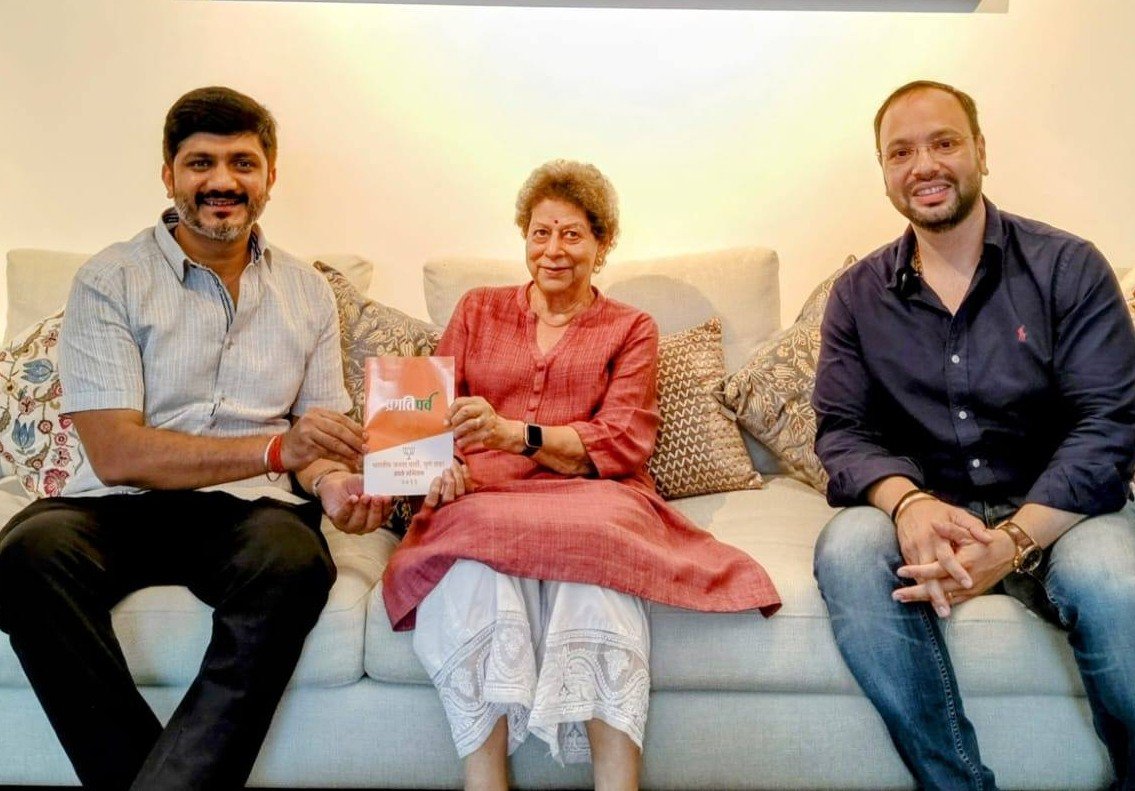 “संपर्क से समर्थन”
As part of the 'Sampark se Samarthan' campaign, I had the honor and privilege of meeting &amp; interacting with Shivajinagar, #Pune resident and matriarch of the #Kirloskar family, Smt. Sumantai Kirloskar ji.
Sh. Jeetu Mandora was also present for the meeting.