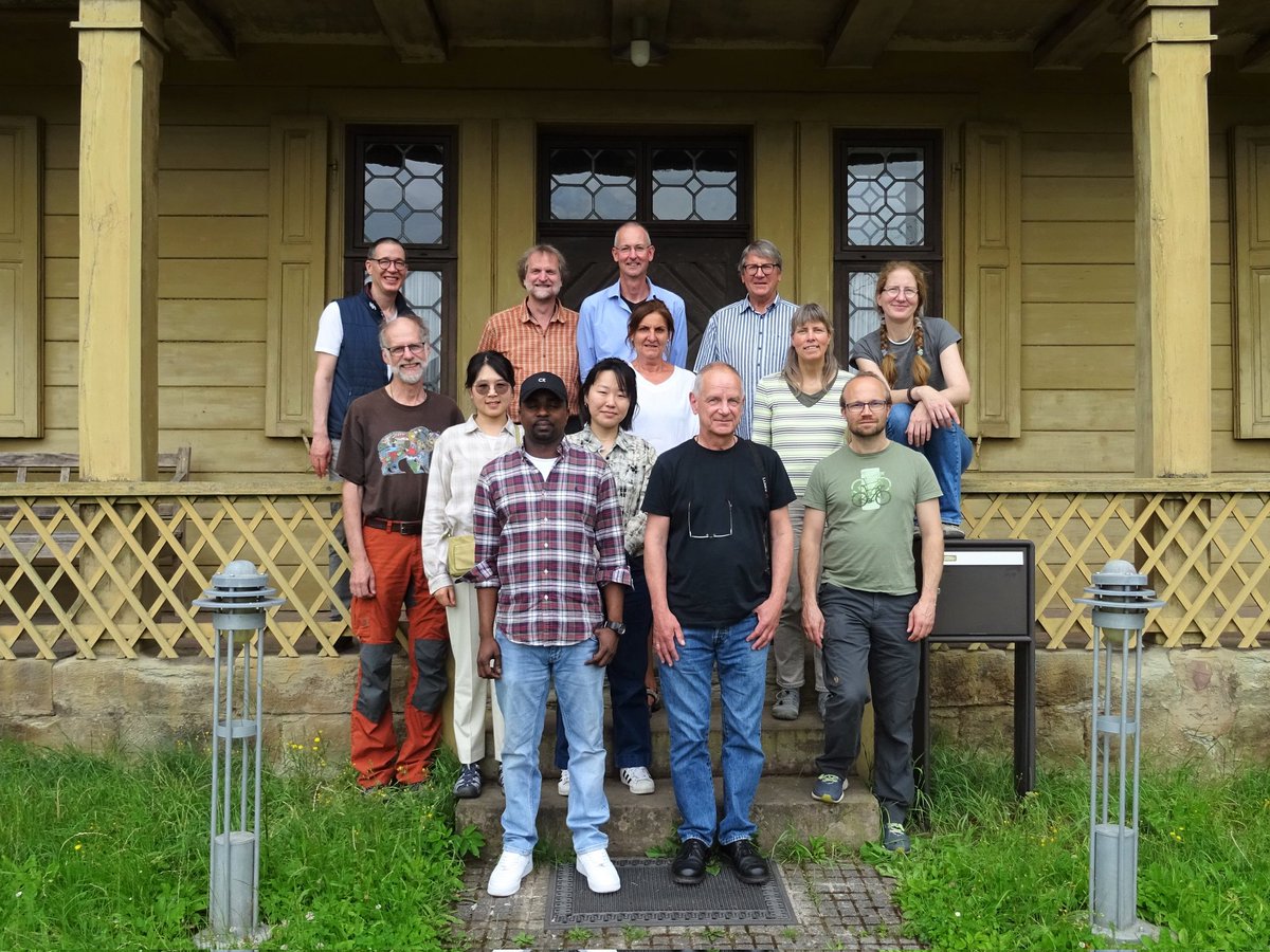 Group photo of the first meeting of the new #DGG working group #geomagnetics ('AK Geomagnetik') in the laboratory of the #LIAG. The formation of this group will increase the visibility of all labs and improve knowledge transfer between them.