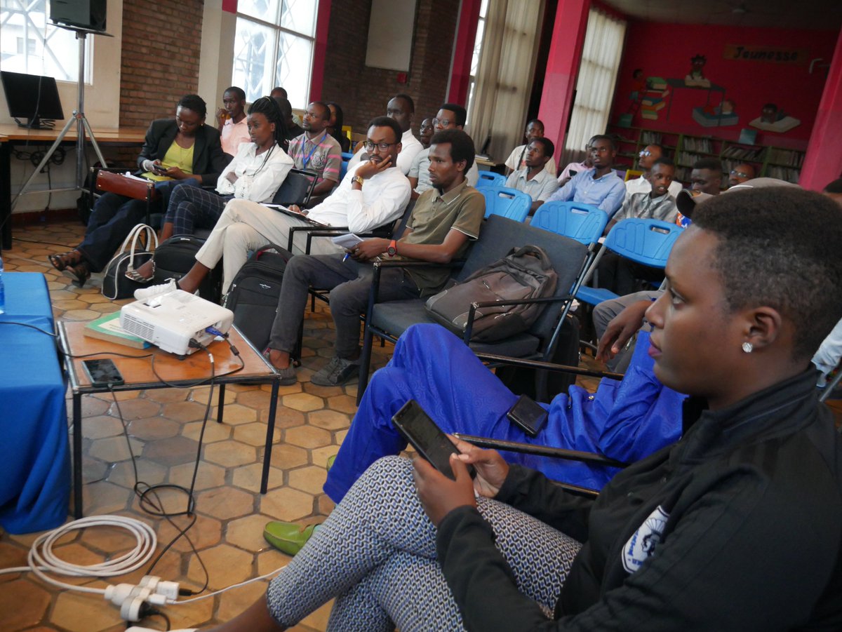 asbl_izuba_bdi's tweet photo. 22 ème pays le plus vulnerable au changement  climatique, le Burundi est à 99 % incapable de s'adapter au contexte du changement climatique. La responsabilité écologique du citoyen  et de l'État a été débattue ce mardi à la médiathèque de  l'@IFBurundi . https://t.co/Xoz2BxyO7b