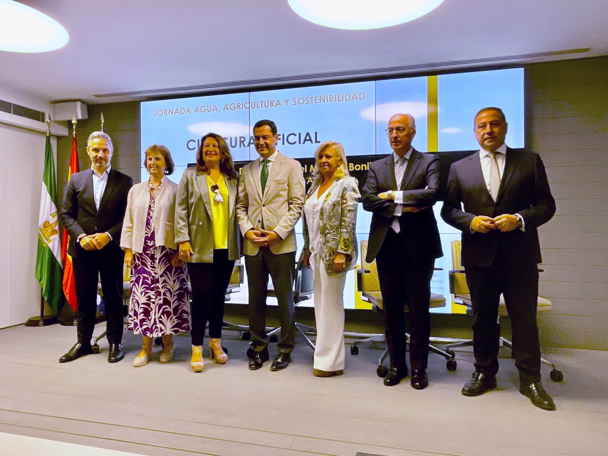 Nuestro presidente <a href="/JuanMa_Moreno/">Juanma Moreno</a> clausura la jornada Agua, Agricultura y Sostenibilidad organizado por <a href="/AMMDE_/">AMMDE</a> con participación de @JuanBravoBaena
La Junta está realizando la mayor inversión en materia de aguas de su historia en beneficio de los municipios y agricultores