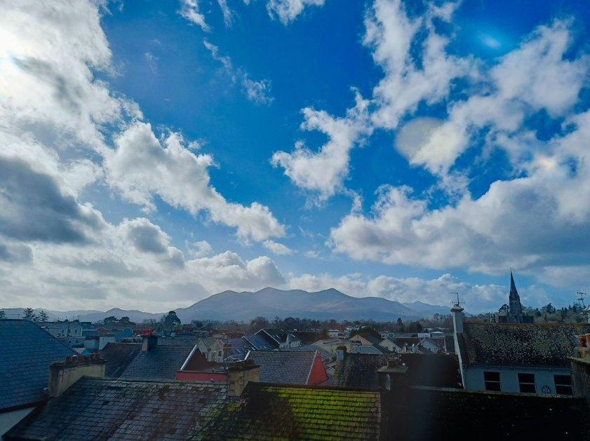 DKillarney's tweet photo. Looking out over Killarney on a nice Summers Day πΉ
The beauty of Killarney is not just found in the National Park but all throughout the town β€οΈ
Visit https://t.co/zgZfKWjPBx to start planning your stay today β¬οΈ
π: Killarney Town
#LoveKillarney #DiscoverKerry #MyKerry https://t.co/aTkthZzid4
