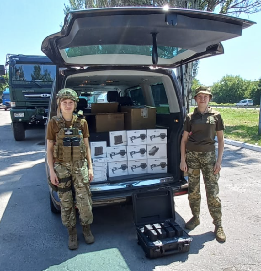 sinicynr's tweet photo. [Тред для розуміння масштабів]
Ось тільки великі або умовно великі відгрузки Фонду @CharityPrytula  бригадам та батальйонам і тільки за минулі 7 днів. 

38 Бригада морської піхоти - 8 мавіків, батареї на Matrice. https://t.co/2WmzzdurEo
