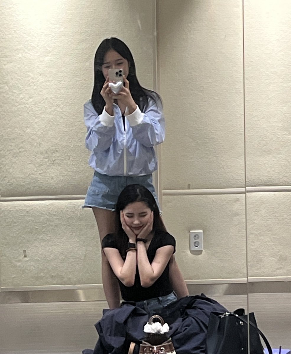 WekiMeki's tweet photo. 리나랑🦄 유정이🌻 https://t.co/tWrca6MXMW