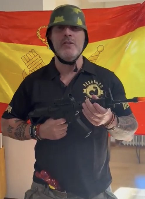 andoni_pepe's tweet photo. @NoaGresiva Tranquilidad. El general del ejército es el miembro de la resistencia de Top Secret que se tira por la ventana. https://t.co/q8vkezlSKM
