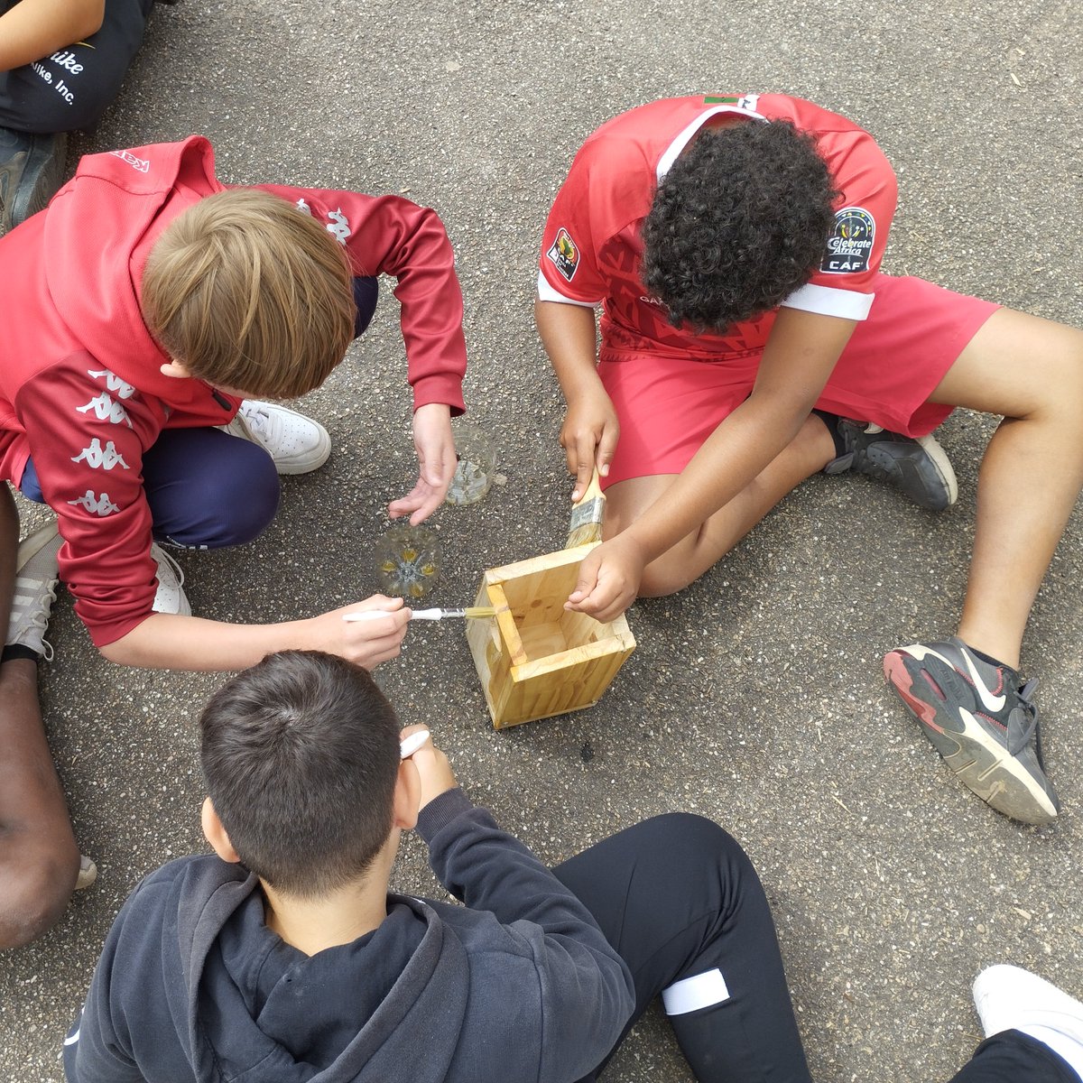 BoulignySvt's tweet photo. Projet Nature avec les élèves de 6èmes du @clgBouligny : repérage des oiseaux 🐦, construction des nichoirs adaptés 🪛 et finalisation des hôtels à insectes 🌱🐜🦋. 
@LPOFrance @deptmeuse https://t.co/4q3ZvwRPav