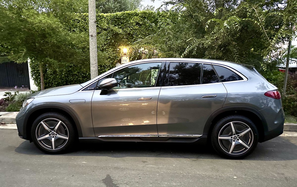 CarNotaFridge's tweet photo. I think the #MercedesBenz #EQE350+ looks better than the EQS. Nice color and proportions. So many new EVs in the area. ⁦@MercedesBenzUSA⁩ ⁦@BevHillMercedes⁩ https://t.co/BNuNtyNAAz