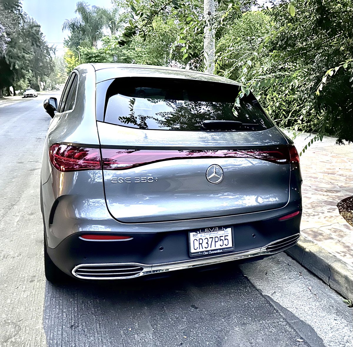 CarNotaFridge's tweet photo. I think the #MercedesBenz #EQE350+ looks better than the EQS. Nice color and proportions. So many new EVs in the area. ⁦@MercedesBenzUSA⁩ ⁦@BevHillMercedes⁩ https://t.co/BNuNtyNAAz