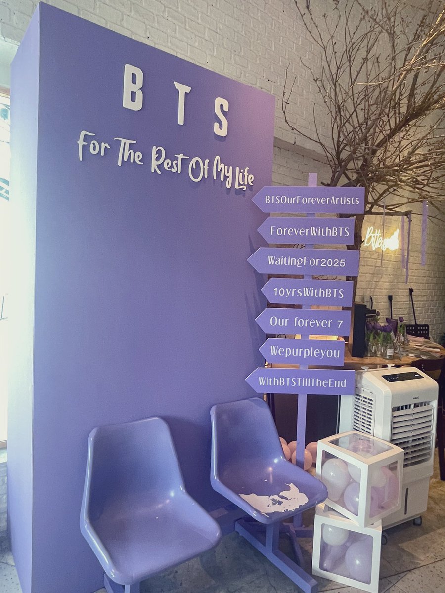 guinislistening's tweet photo. #BTSlikeabutterfly
งานน่ารักมากๆเลยค่ะ ทั้งโซนเล็กๆข้างใน แต่เต็มไปด้วยความอบอุ่น และมุมกลาสเฮ้าส์ด้านนอก ขอบคุณผู้จัดที่ตั้งใจจัดงานนี้ขึ้นมานะคะ
💜
#BTS10thAnniversary 
#GuinisReviewing https://t.co/PWj8pwjvKc