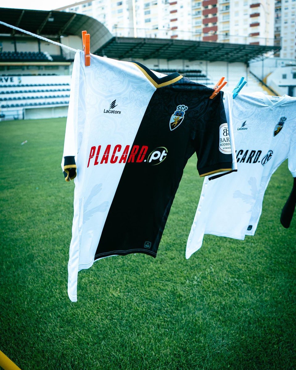 B24PT's tweet photo. Farense assinala o regresso à Primeira Liga com um conjunto de equipamentos incrível 🔥 https://t.co/pF814ZUiHI
