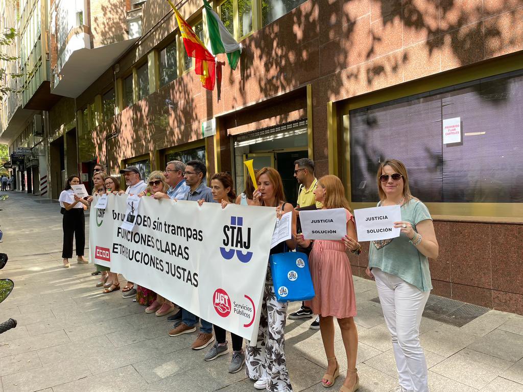 CCOOJusticiaJa's tweet photo. #HuelgaEnJusticia 
5 de julio, la concentración la hemos realizado en las puertas del Primera Instancia 4.
Seguimos luchando por nuestros derechos, por dignidad.
@ccoojusticia @FSCdeCCOO @ccoojaen https://t.co/lQMDSYzoQR