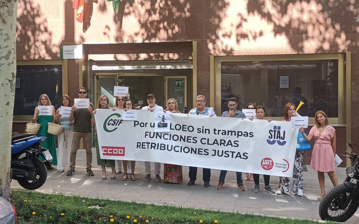 CCOOJusticiaJa's tweet photo. #HuelgaEnJusticia 
5 de julio, la concentración la hemos realizado en las puertas del Primera Instancia 4.
Seguimos luchando por nuestros derechos, por dignidad.
@ccoojusticia @FSCdeCCOO @ccoojaen https://t.co/lQMDSYzoQR