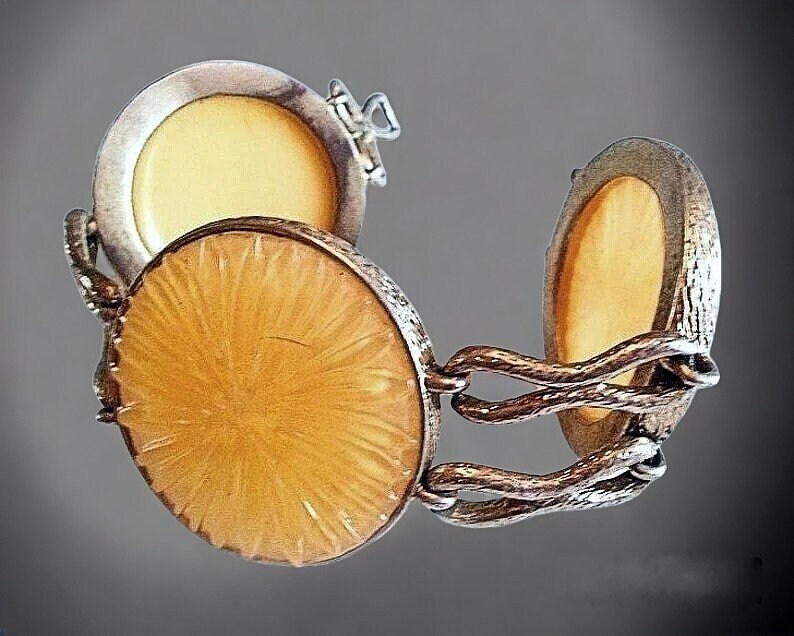 renaissancefai's tweet photo. MONET Lemon Slice Resin Bracelet, Large Yellow Disks, Pale Gold Tone, Vintage https://t.co/9SMY4BnyQ6 #yellow #no #women #hingedclip #avantgarde #monetbracelet #yellowresin #carved #contemporary https://t.co/4xeCywfsUK