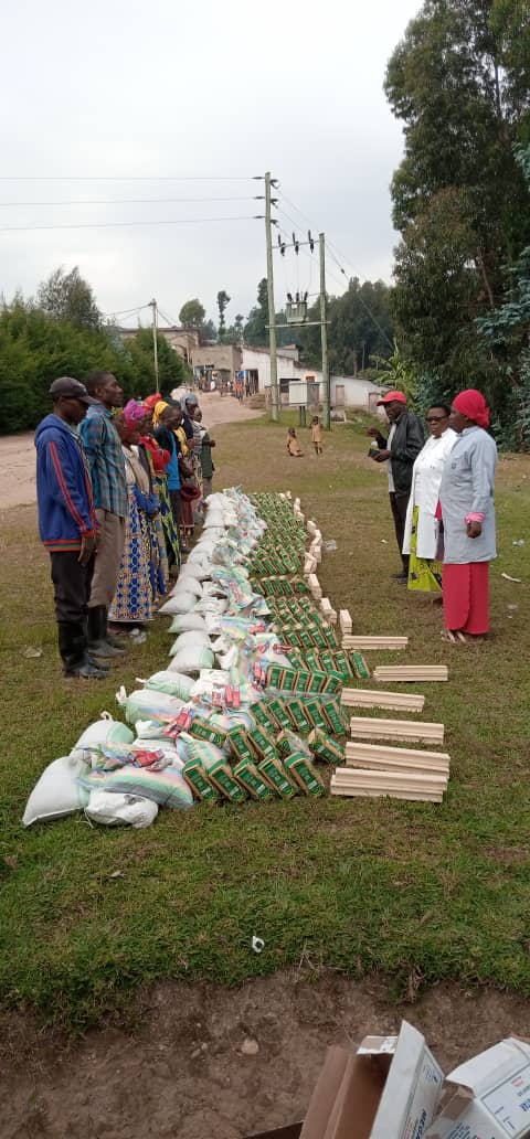 In partnership with @UNAIDSRwanda, and Health facilities, @rrpplus is providing food and hygiene assistance to 450 households impacted by the recent floods and landslides in 8 districts across @RwandaNorth and @RwandaWest. @RwandaHealth @RBCRwanda, @RwandaEmergency, @HindHassan_