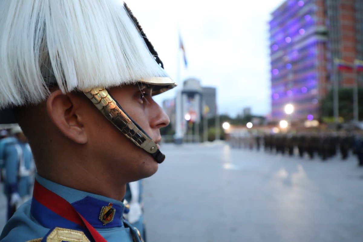 FerrerSandrea's tweet photo. Con orgullo hoy #5Jul, fecha histórica de la Patria Grande, conmemoramos desde el Panteón Nacional el 212° Aniversario de la Declaración Solemne de la Independencia y Día de la #FANB con Izada de nuestro Tricolor 🇻🇪

#IndependenciaDeLaPatria https://t.co/hkbmwqHgwi