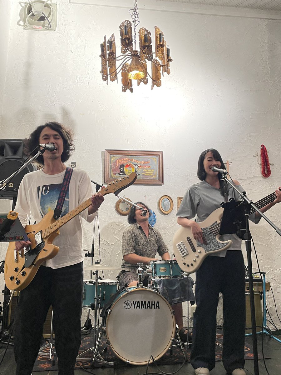 HitumugiUta's tweet photo. カミアワズライブ
早稲田CanColorcafe
11周年のお祝いに
行って来ましたー！
時々脱線もしつつ
ゆるっと楽しく
バシッとカッコよく
レアな歌も聴けて
いいライブでした♪
アンコールで歌った
fish or bird
やっぱり大好きだな♡
＃カミアワズ
＃CanColorcafe https://t.co/0fxLUNVW0F