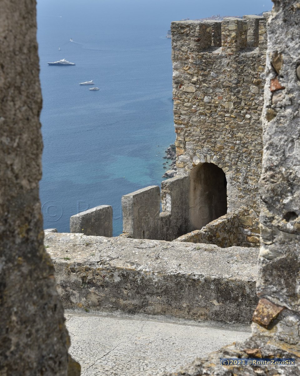 Fenêtres sur la Côte d'Azur depuis le château médiéval de Roquebrune-Cap-Martin 😍

#RoquebruneCapMartin #CotedAzurFrance #NiceCotedAzur #MagnifiqueFrance #AlpesMaritimes #BaladeSympa #FrenchRiviera