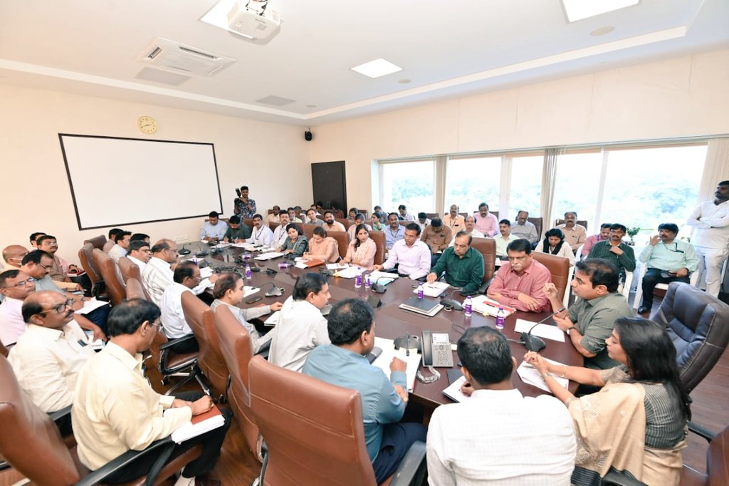 "Telangana: Driving Growth through Urbanization - A Decade of Progress and Achievements"

MA&amp;UD Minister <a href="/KTRBRS/">KTR</a> has released  @TSMAUDOnline's ten-year progress report titled 'Telangana, Driving Growth through Urbanization', showcasing the development and achievements in the