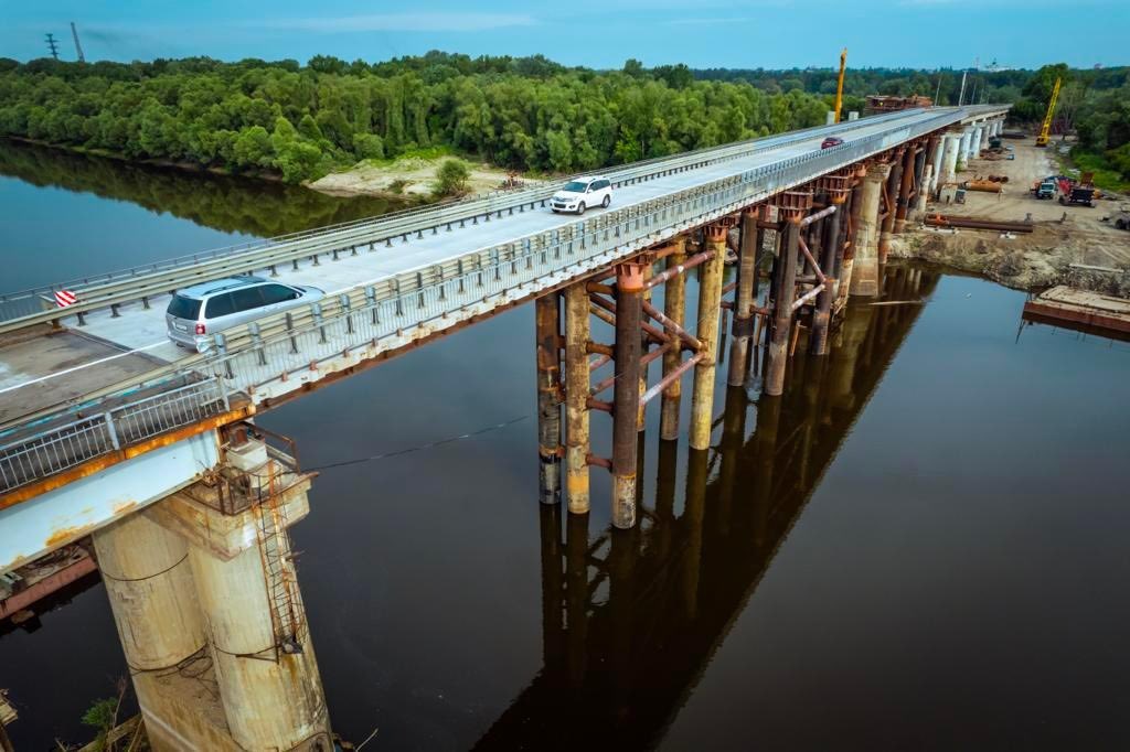 OlKubrakov's tweet photo. 🇺🇦Today a temporary crossing of the Desna River in #Chernihiv region was opened. It took about a year to set up the crossing. The work was complicated by the fact that there were powerful ammunition left at the bottom of the river that had to be neutralized.
#WeBuildUkraine 🇺🇦 https://t.co/Zze3KYmxi5