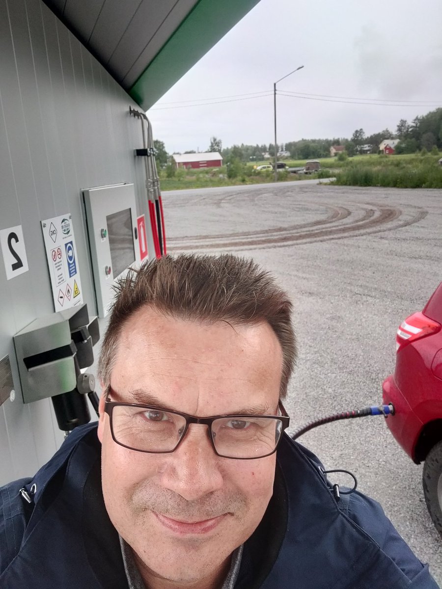 Kaasu tankkiin Vöyrissä. Ostin ensimmäisen kaasuauto 2016. Silloin oli ainoa tankkauspaikka Jepua. Nyt on tullut reilusti lisää. Ja perheessä on nyt kolme kaasuautoja.