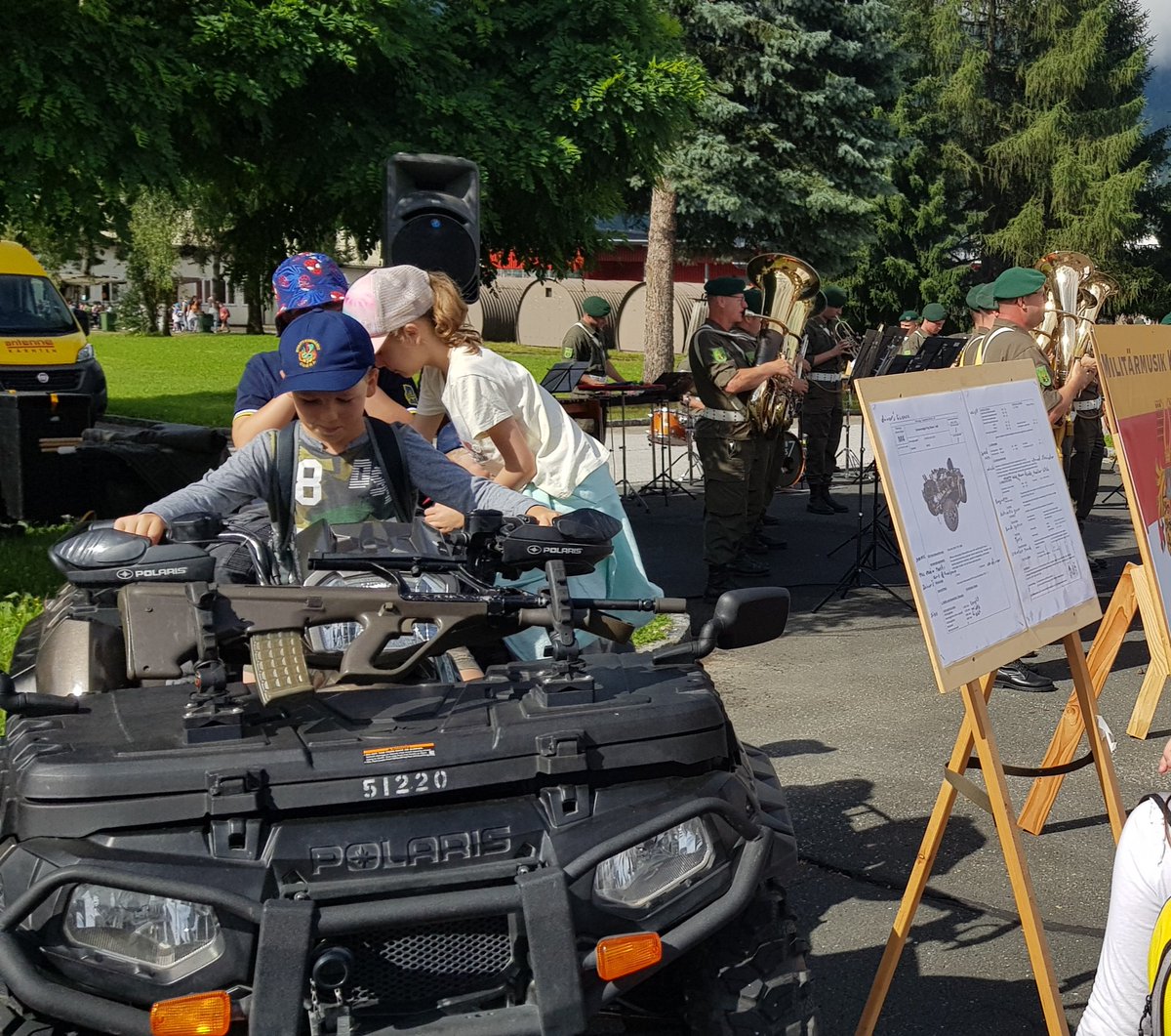RGigacher's tweet photo. Großer Andrang herrscht heute beim Tag der Schulen beim Jägerbataillon 26 in Spittal/Drau. Über 1000 Schülerinnen und Schüler informieren sich über das Bundesheer. #JgB26, #MilKdoK,  #Bundesheer https://t.co/7ZHviXhww3