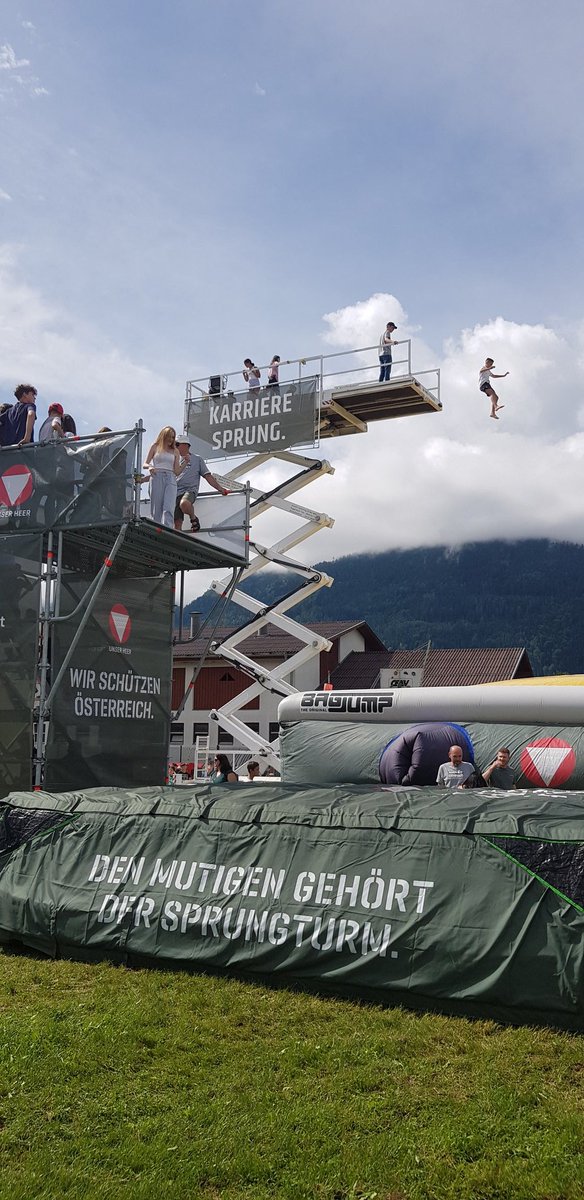 RGigacher's tweet photo. Großer Andrang herrscht heute beim Tag der Schulen beim Jägerbataillon 26 in Spittal/Drau. Über 1000 Schülerinnen und Schüler informieren sich über das Bundesheer. #JgB26, #MilKdoK,  #Bundesheer https://t.co/7ZHviXhww3