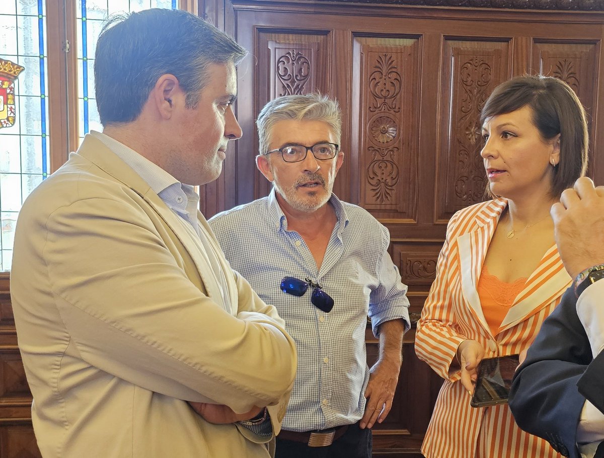 UPAJAEN's tweet photo. Felicitamos a @JavierPerales_ y a @isabel_uceda por sus nombramientos como diputados de Agricultura y Medio Ambiente, respectivamente. Ponemos a su disposición nuestra Organización para seguir trabajando en defensa y promoción del #AOVE y del #OlivarTradicional. @CristobalCano26 https://t.co/K9jQRjN8iu