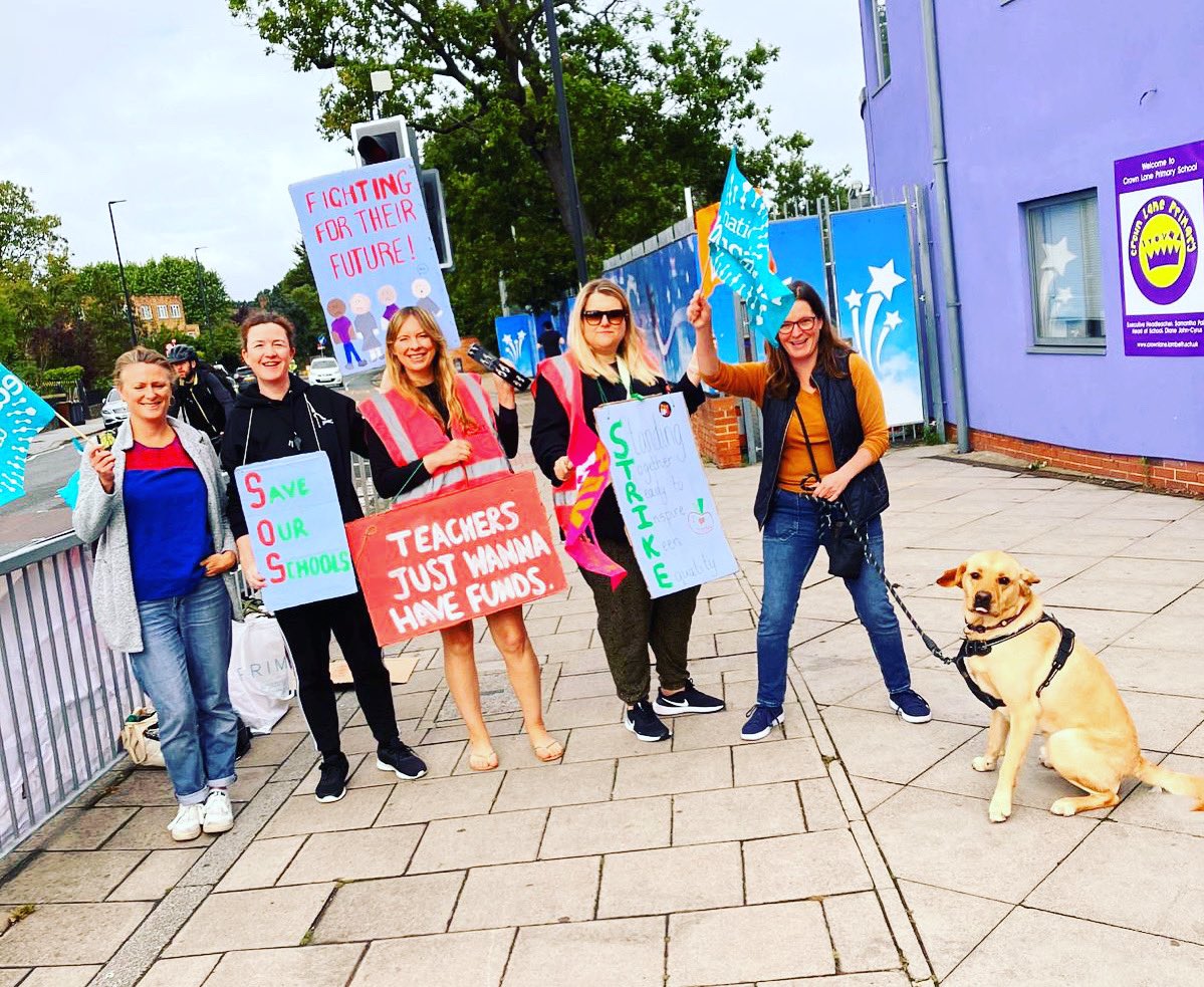 Lots of support from the public for our picket line again this morning 😁 #neu #saveourschools #fightingfortheirfuture