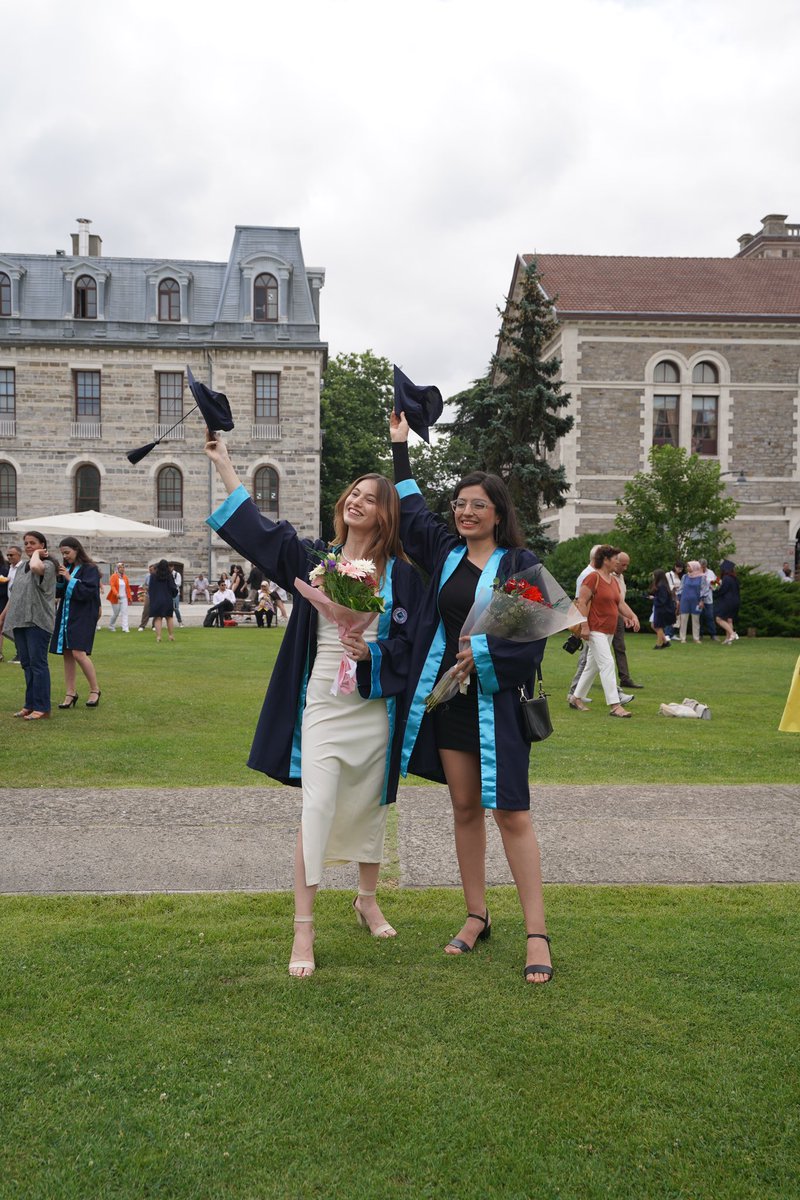 UniBogazici's tweet photo. Mezunlarımız Güney Kampüs’te aileleri ve yakınları ile birlikte mezuniyetlerini kutluyor🎓
#BUalways https://t.co/9z6ARLSGAE