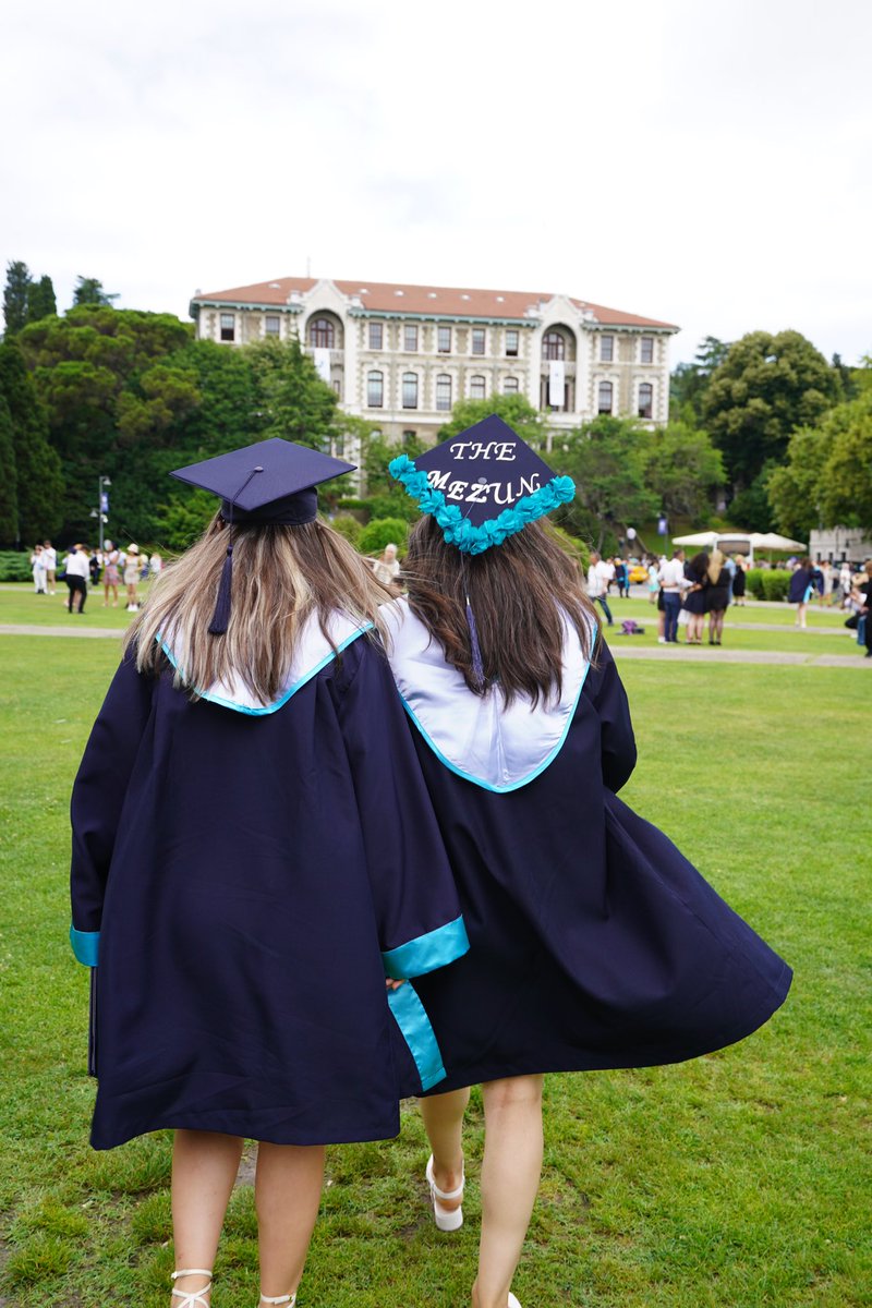 UniBogazici's tweet photo. Mezunlarımız Güney Kampüs’te aileleri ve yakınları ile birlikte mezuniyetlerini kutluyor🎓
#BUalways https://t.co/9z6ARLSGAE